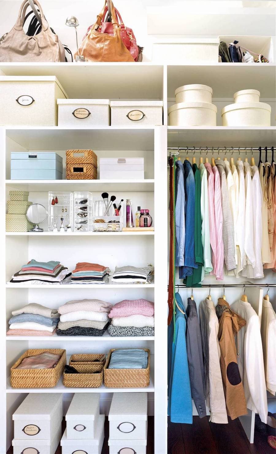 Clóset abierto con 2 barras para colgar ropa, repisas donde van otras prendas, maquillaje y cajas organizadoras de tela y fibras naturales.