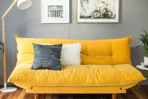 YBMQ5w-1-6-consejos-si-te-vas-a-vivir-solo-futon-pilow-amarillo.jpg
