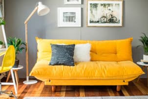 rLdNun-1-como-decorar-con-sofa-de-color-fuerte.jpg