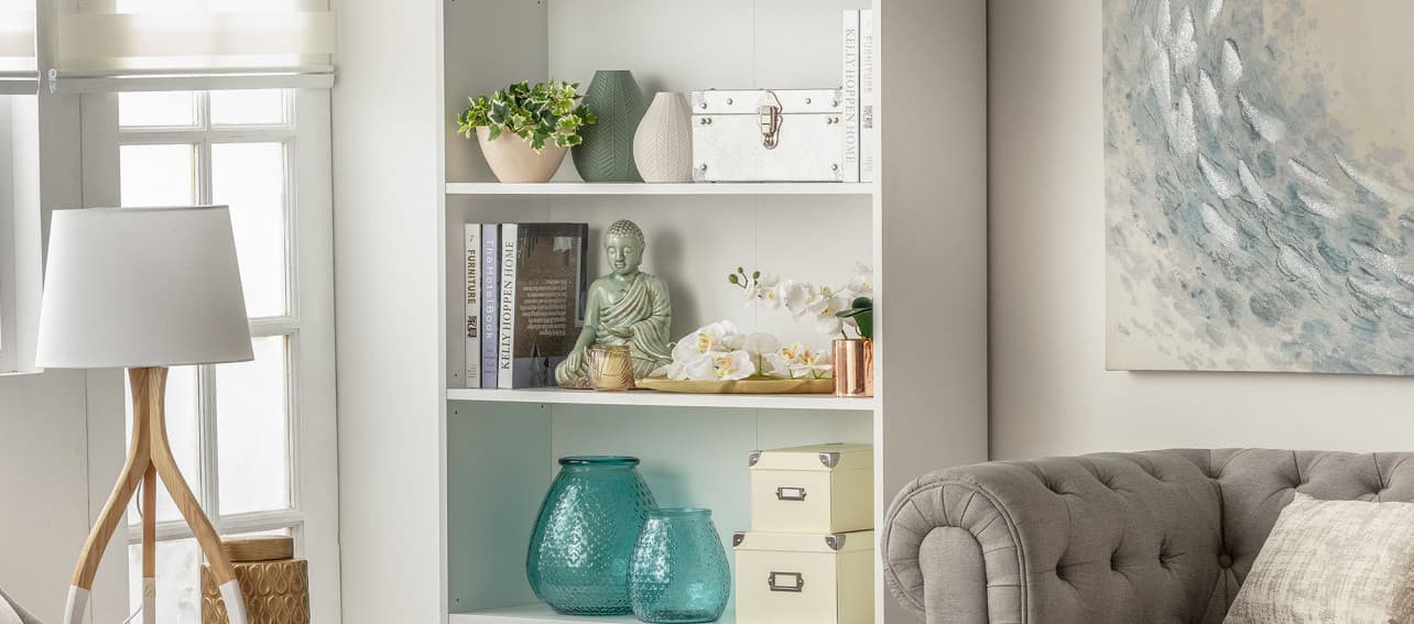 7+1 consejos para ordenar con estilo tu estantería librería