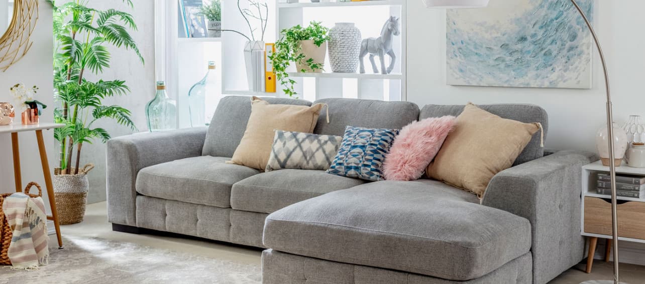 Inspírate con estos 10 sofás seccionales para un living moderno y cómodo