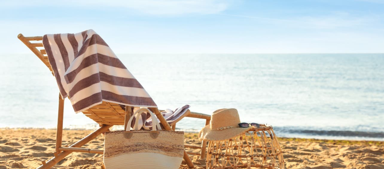 Qué llevar a la playa sin perder tu estilo decorativo