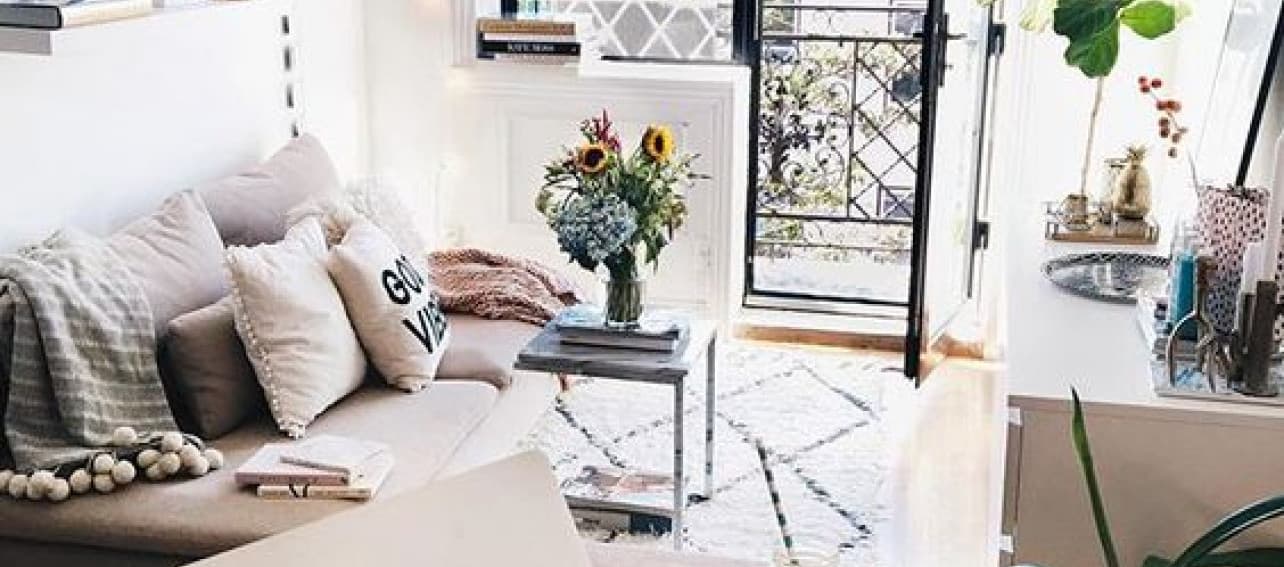 Descubre cómo organizar el living de tu departamento compartido