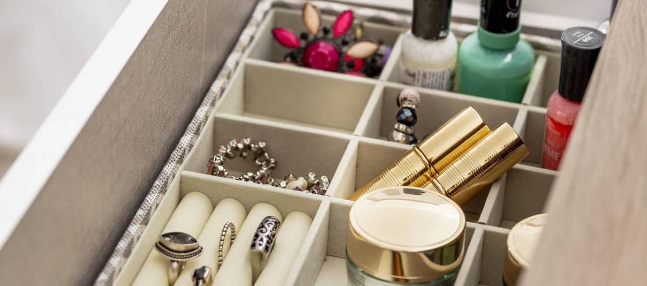 Cajas, bandejas y accesorios: 7 ideas para organizar todos tus cajones