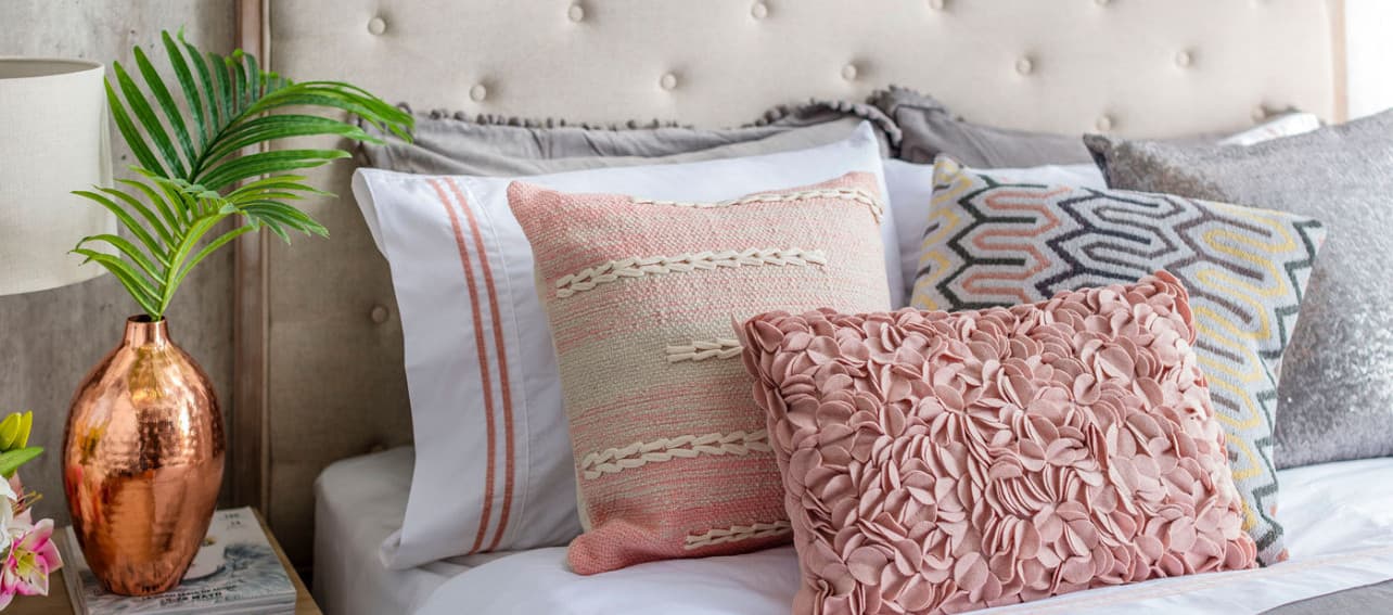 Respaldos y veladores: 5 combinaciones perfectas para dormitorios pequeños