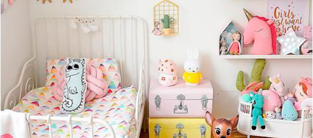 Cómo decorar un estante para la pieza de los niños