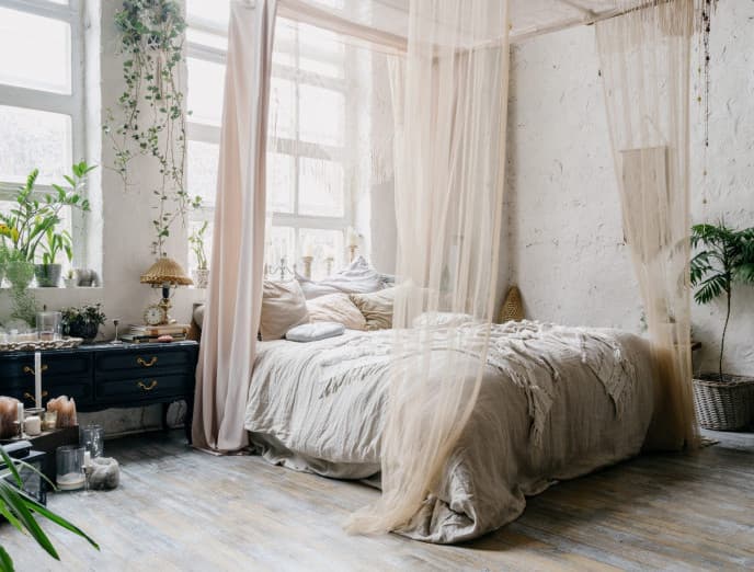 6 ideas inteligentes para decorar con cortinas ¡más allá de las ventanas!