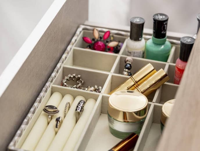 Cajas, bandejas y accesorios: 7 ideas para organizar todos tus cajones