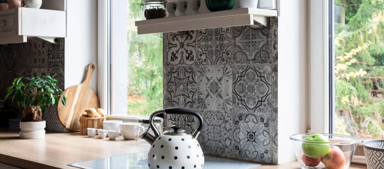 Decora tu cocina con pintura, papel mural y azulejos adhesivos