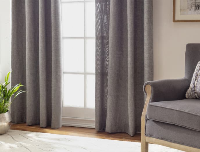 Mantén tu living temperado con cortinas gruesas