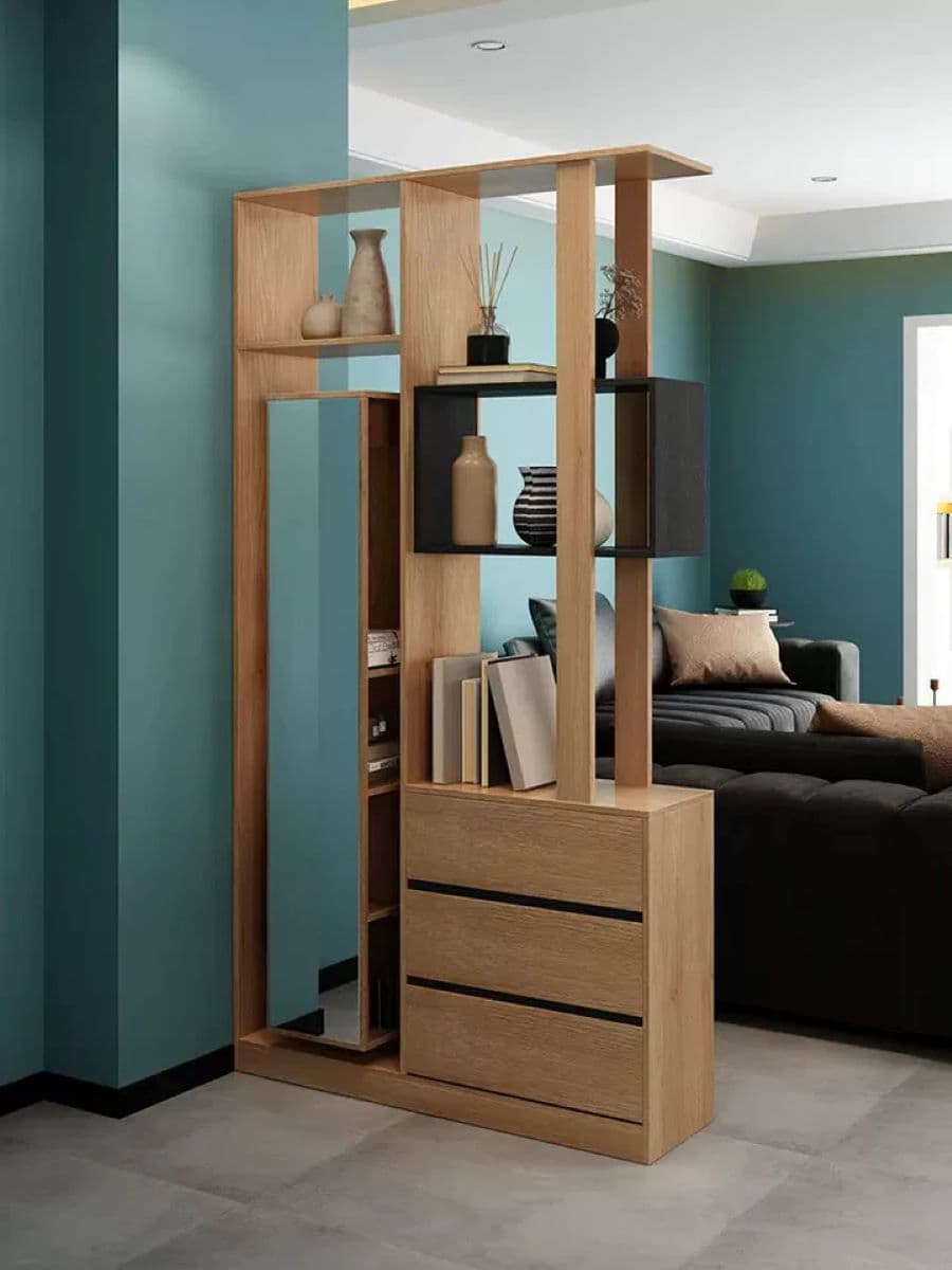 Recibidor pequeño con mueble multifuncional de madera, con repisas, cajones y espejo.